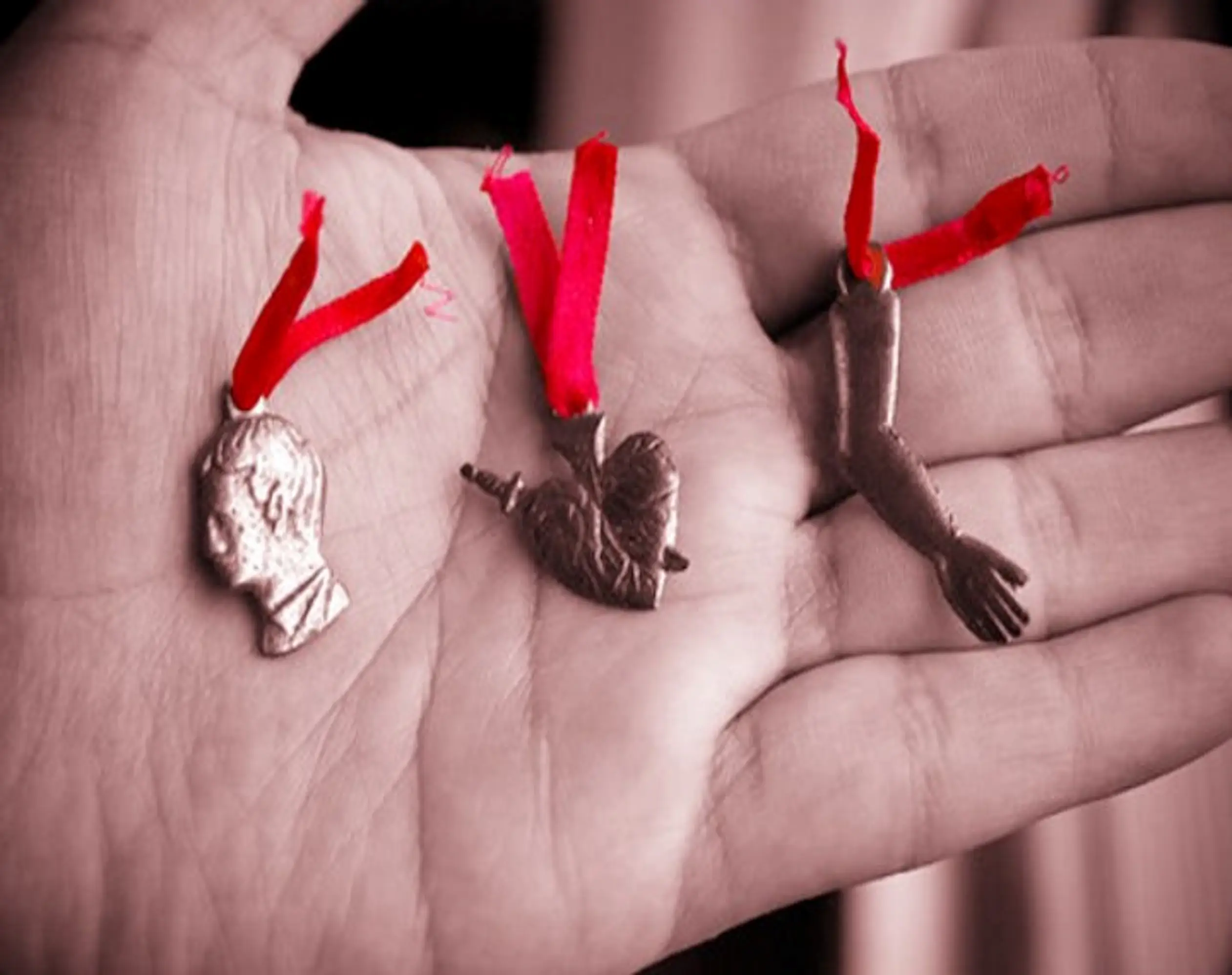 img-cabeza-mano-corazon